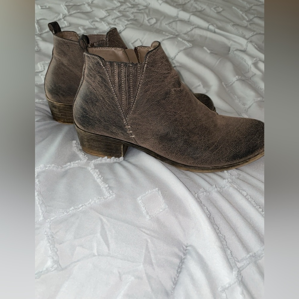 Women’s ankle booties